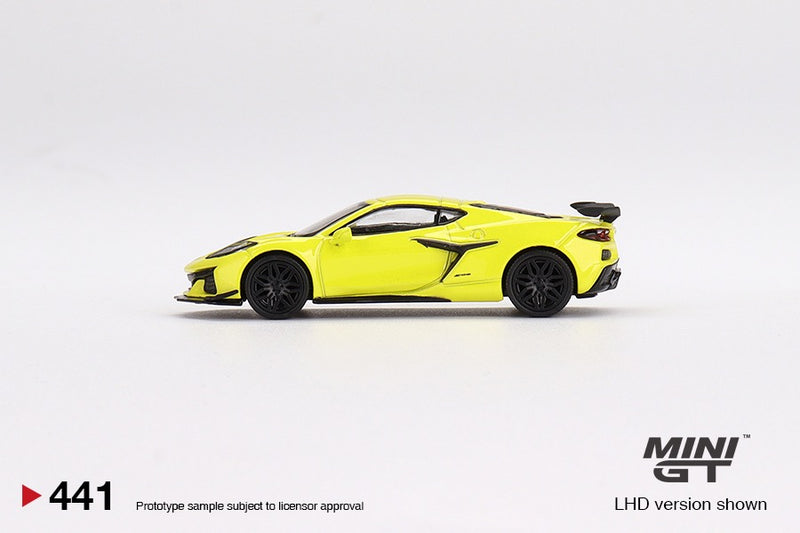 Chargez l&#39;image dans la visionneuse de la galerie, Chevrolet CORVETTE Z06 2023 Jaune (RHD) MINI GT 1:64
