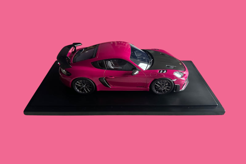 Laad de afbeelding in de Gallery-viewer, Porsche 718 CAYMAN GT4 RS (982) Paars met Case - LIMITED EDITION 718 stuks - PORSCHE DEALERMODEL 1:18
