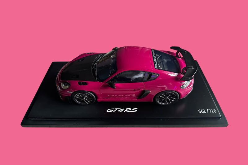 Laad de afbeelding in de Gallery-viewer, Porsche 718 CAYMAN GT4 RS (982) Paars met Case - LIMITED EDITION 718 stuks - PORSCHE DEALERMODEL 1:18
