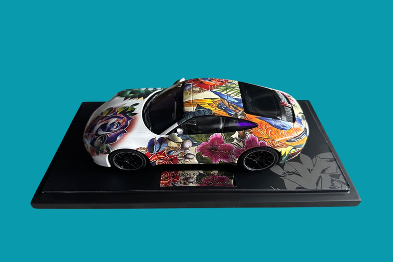 Laad de afbeelding in de Gallery-viewer, Porsche 911 CARRERA 4S 2019 BLOEMONTWERP BASISPLAAT EN ACRYL CASE MINICHAMPS 1:18
