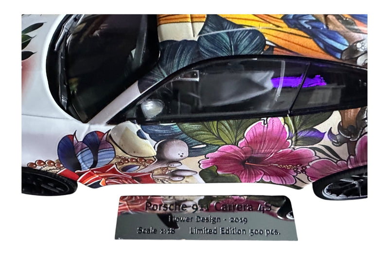 Chargez l&#39;image dans la visionneuse de la galerie, Porsche 911 CARRERA 4S 2019 PLAQUE DE BASE DESIGN FLEUR ET CASE ACRYLIQUE MINICHAMPS 1:18
