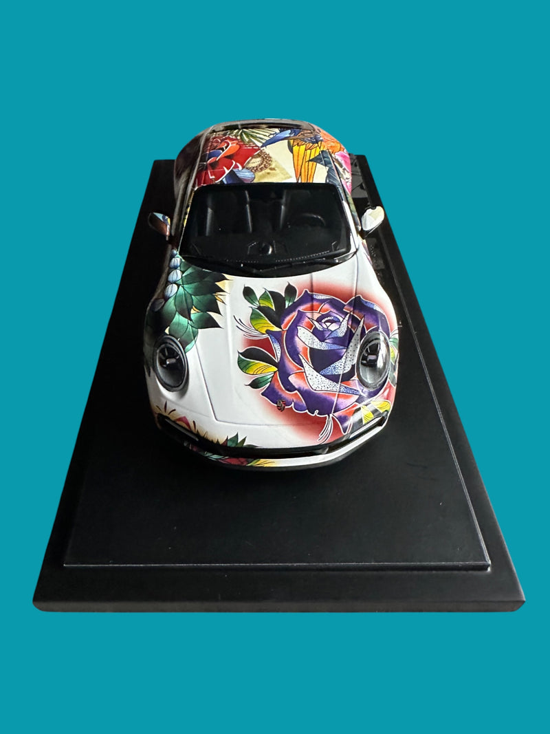 Chargez l&#39;image dans la visionneuse de la galerie, Porsche 911 CARRERA 4S 2019 PLAQUE DE BASE DESIGN FLEUR ET CASE ACRYLIQUE MINICHAMPS 1:18
