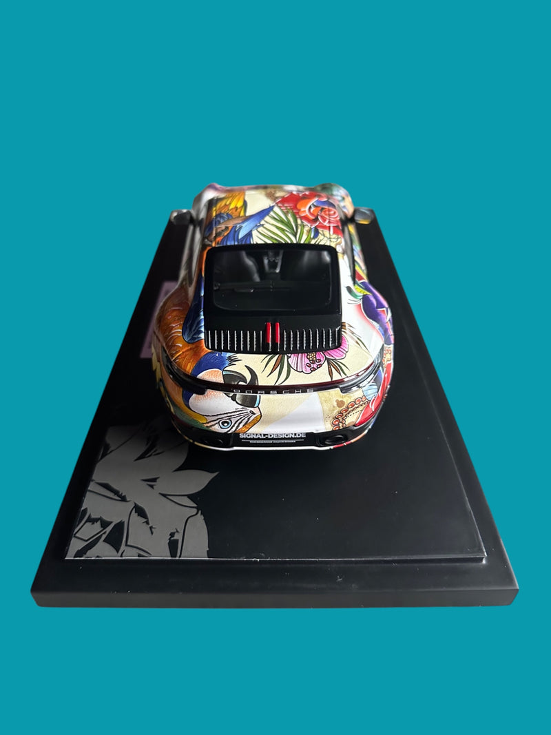 Chargez l&#39;image dans la visionneuse de la galerie, Porsche 911 CARRERA 4S 2019 PLAQUE DE BASE DESIGN FLEUR ET CASE ACRYLIQUE MINICHAMPS 1:18
