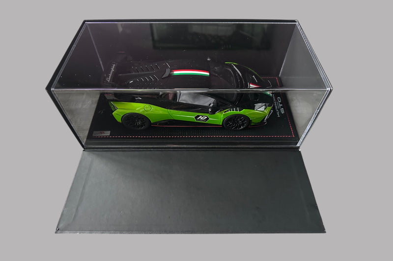 Chargez l&#39;image dans la visionneuse de la galerie, Lamborghini HURACAN STO SC 10e anniversaire VERT/NOIR avec vitrine et base en cuir (ÉDITION LIMITÉE 99 pièces) MR COLLECTION MODELS 1:18
