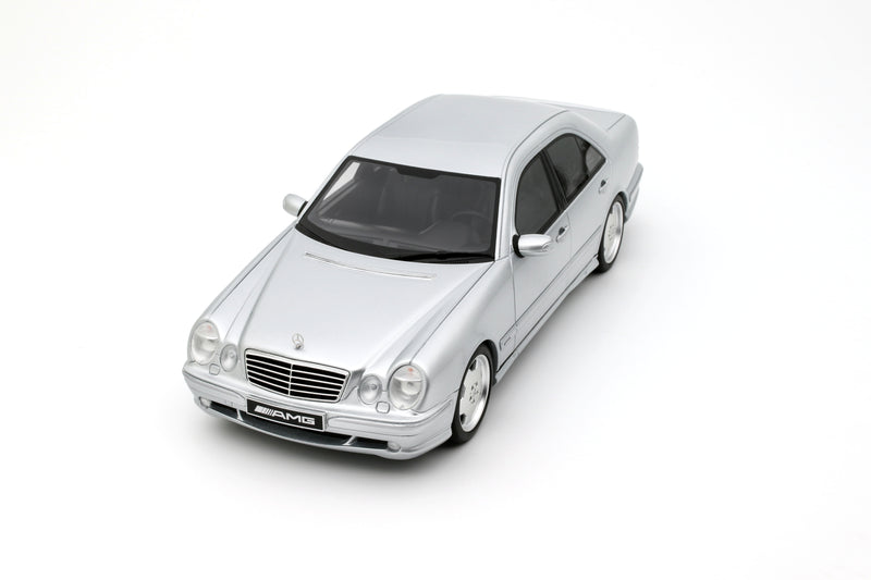 Laad de afbeelding in de Gallery-viewer, Mercedes-Benz E55 AMG W210 ZILVER 2001 OTTOmobile 1:18
