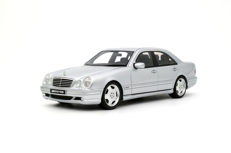 Laad de afbeelding in de Gallery-viewer, Mercedes-Benz E55 AMG W210 ZILVER 2001 OTTOmobile 1:18
